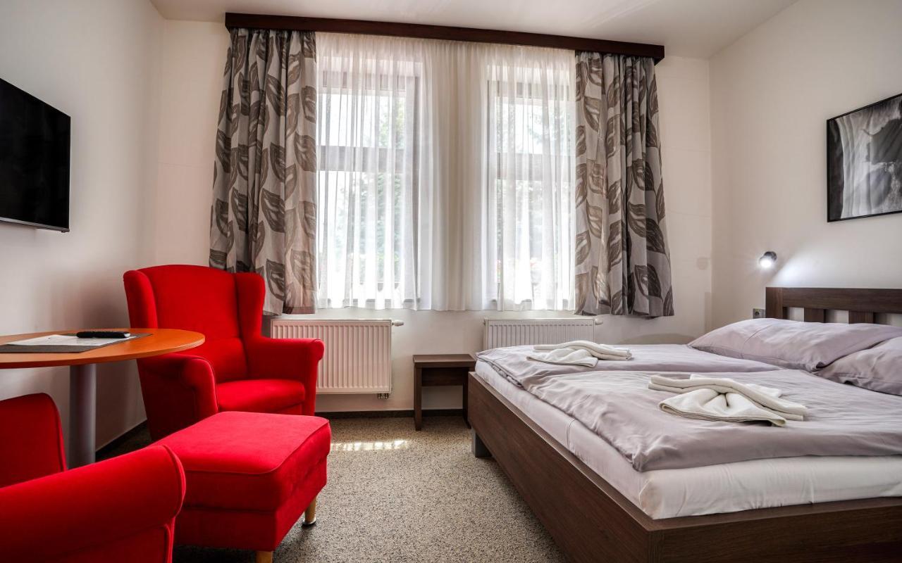 Hotel Flora Bešeňová Eksteriør bilde