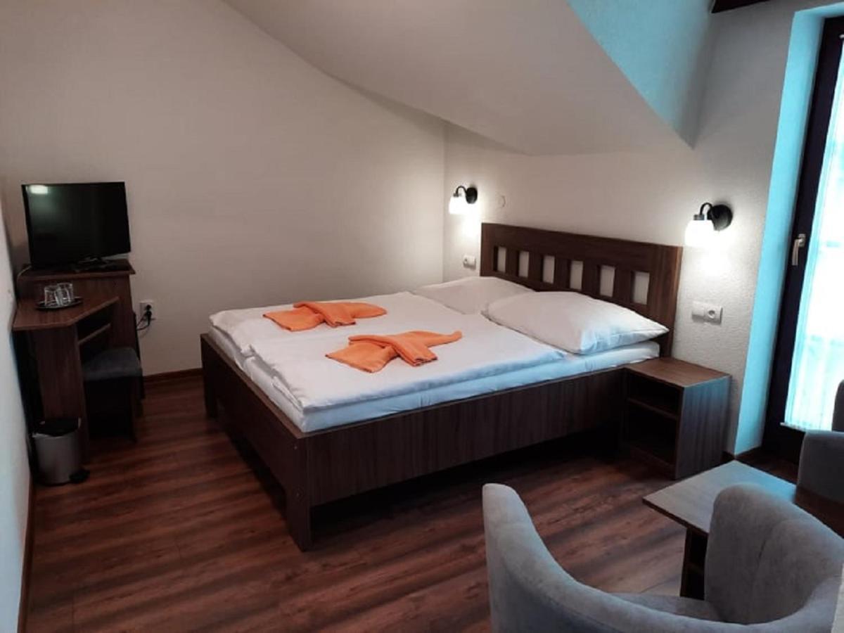 Hotel Flora Bešeňová Eksteriør bilde