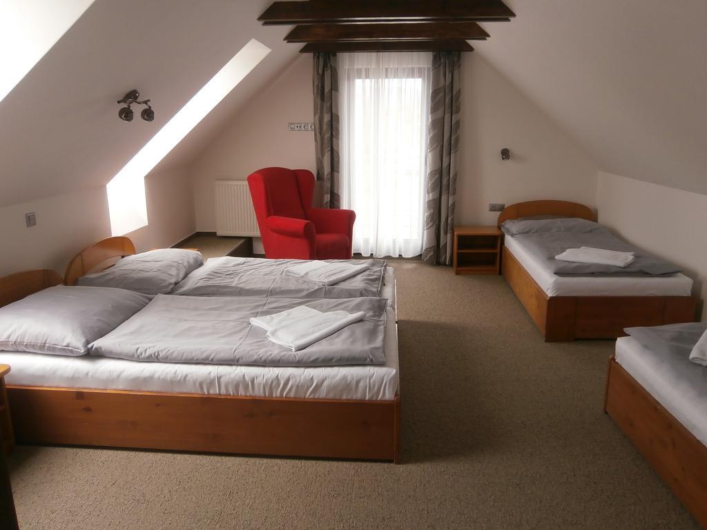 Hotel Flora Bešeňová Eksteriør bilde
